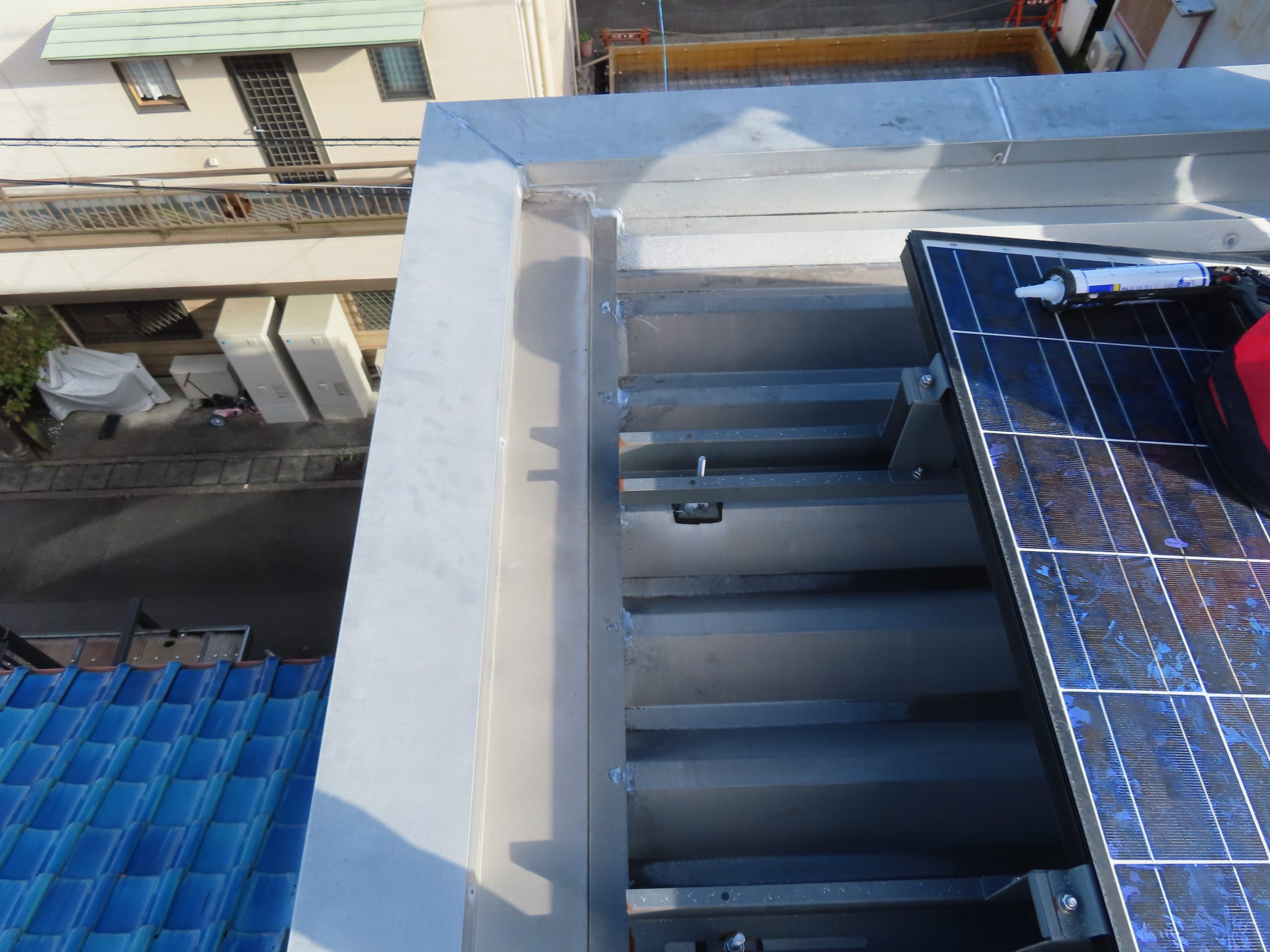 鉄骨３階建て住宅の台風被害の雨漏りによる修復工事を行っております。