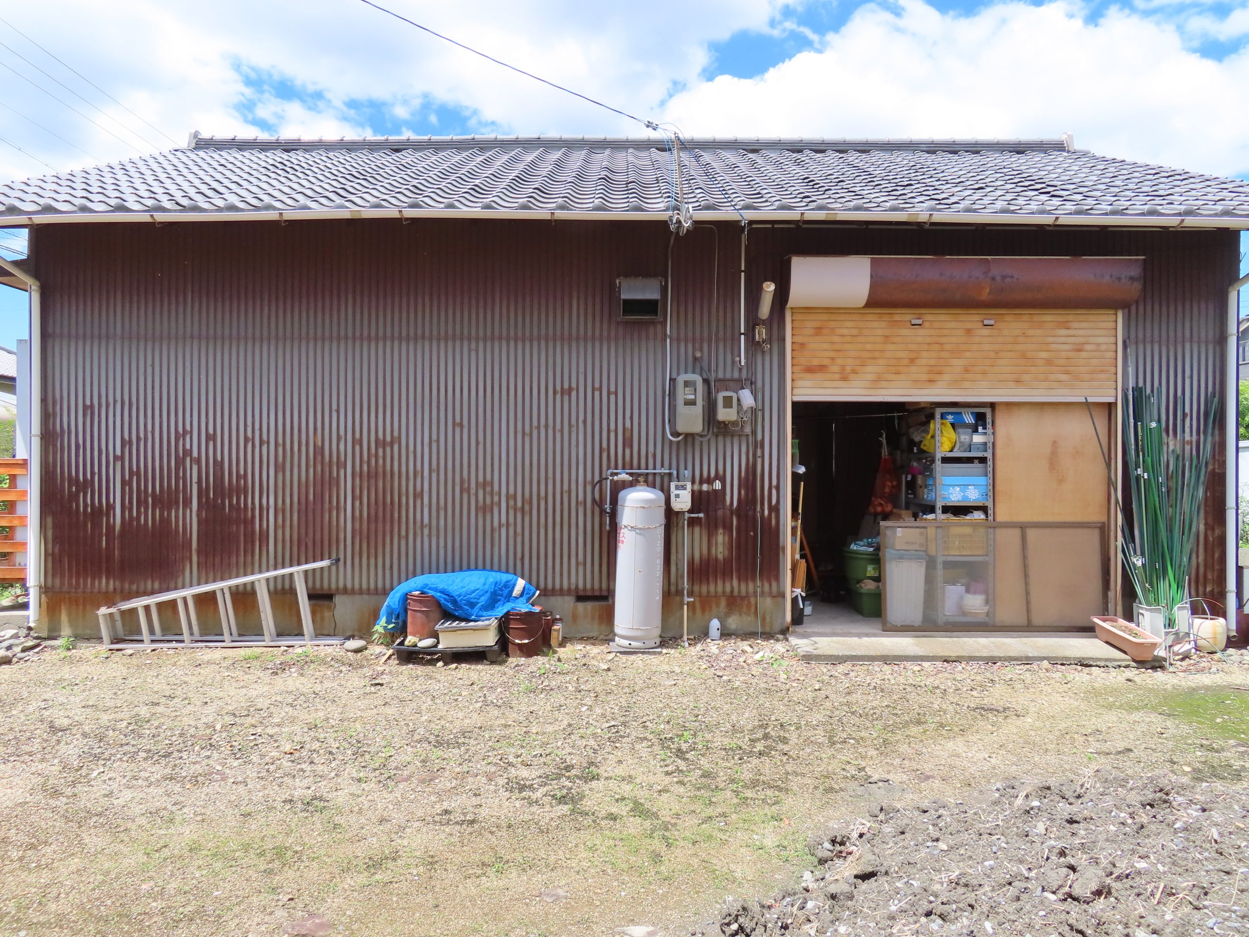 築３６年の木造平屋住宅の外壁をカバー工法で覆い、樋交換、シャッター塗装工事を行います。