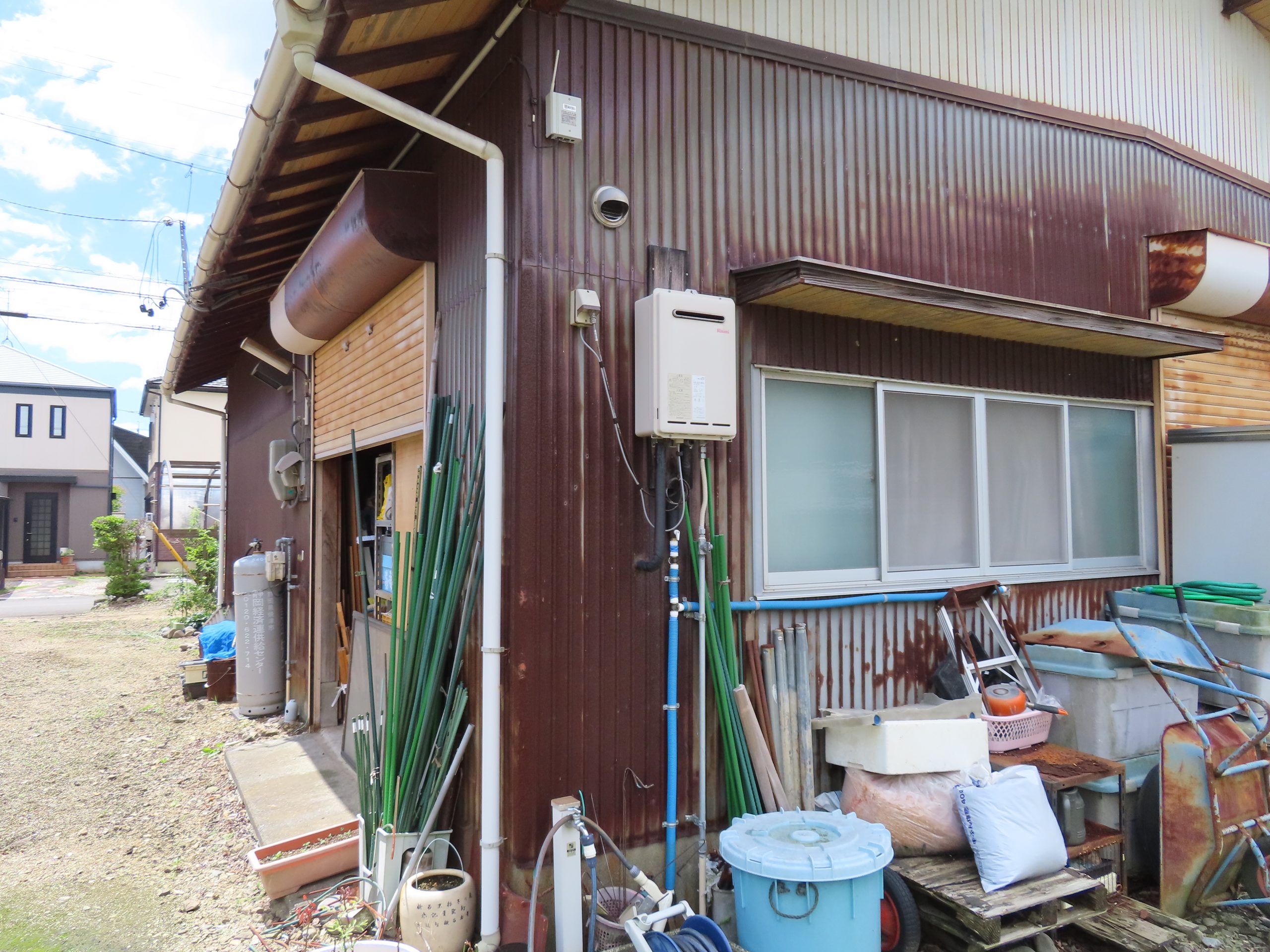 島田市で築３６年の木造平屋住宅の外壁をカバー工法で覆い、樋交換、シャッター塗装工事を行いました