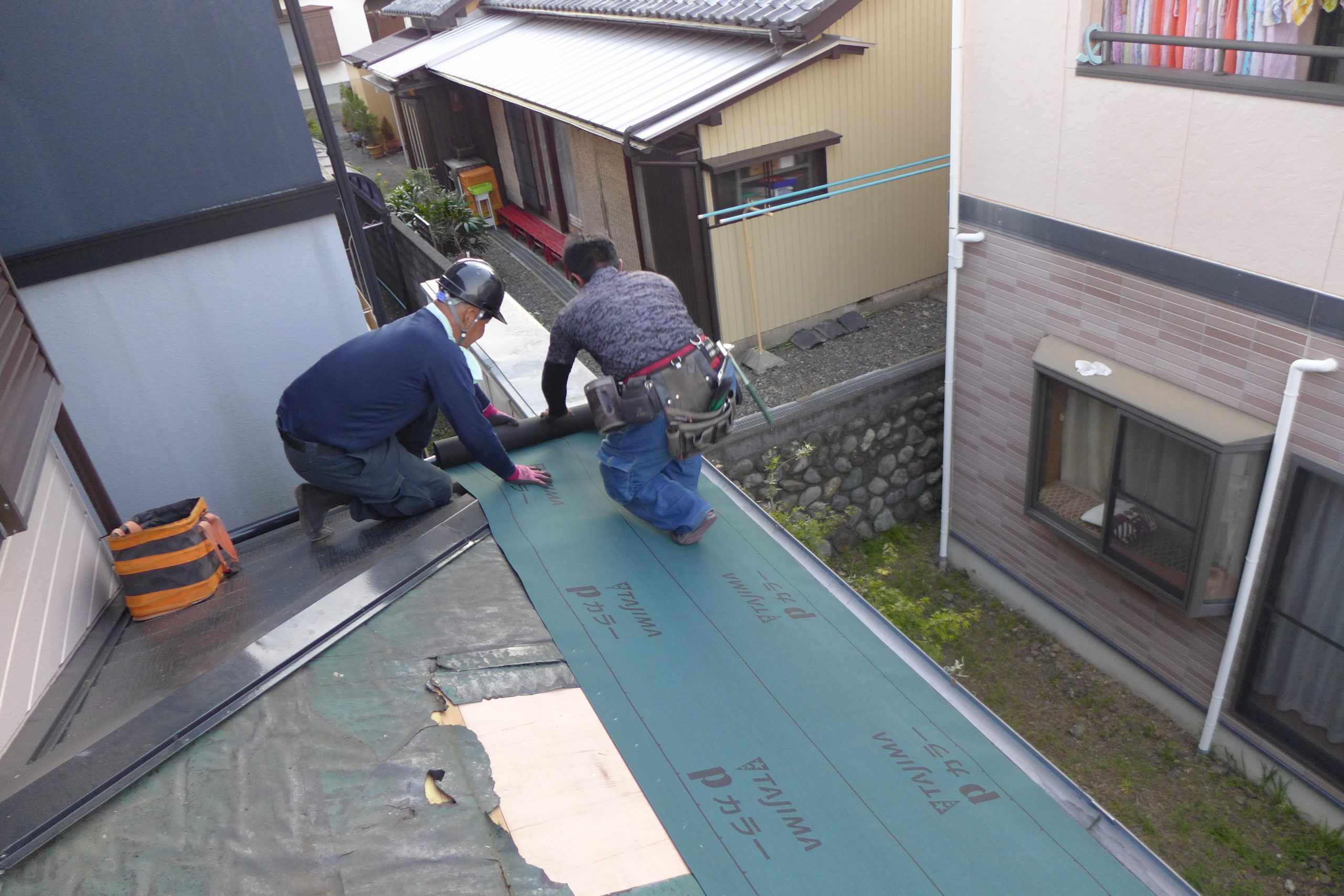 築２２年の住宅で天窓を撤去して塞いで屋根を新しく造り替える工事を行いました。