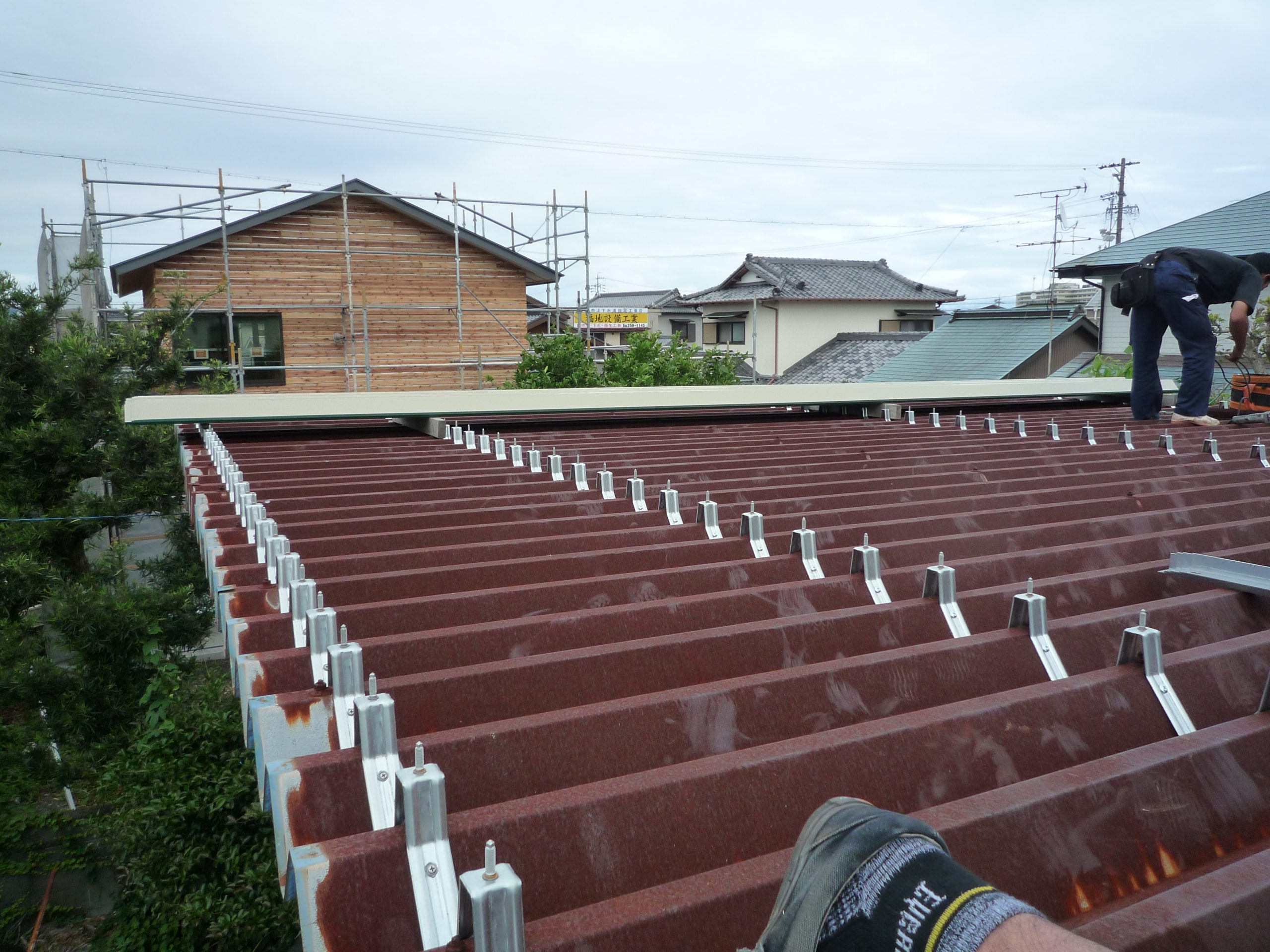 築３３年の倉庫の屋根が錆びて老朽化が進んだためカバー工法の施工を行いました