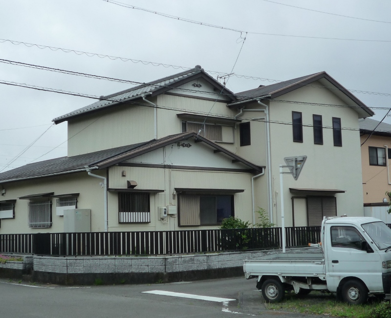 ２階建て住宅の瓦屋根を撤去して、下地補強及びガルバリウム鋼板でリカバリーする工事を行いました