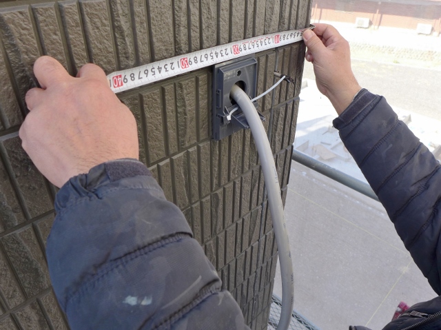 造２階建て住宅のベランダ防水及び軒天の施工を行っております。