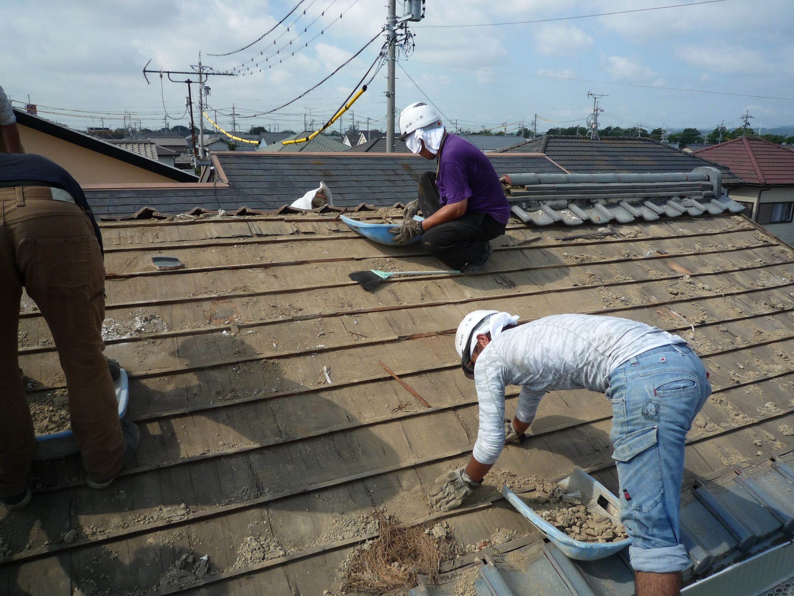 ２階建て住宅の瓦屋根を撤去して、下地補強及びガルバリウム鋼板でリカバリーする工事を行いました