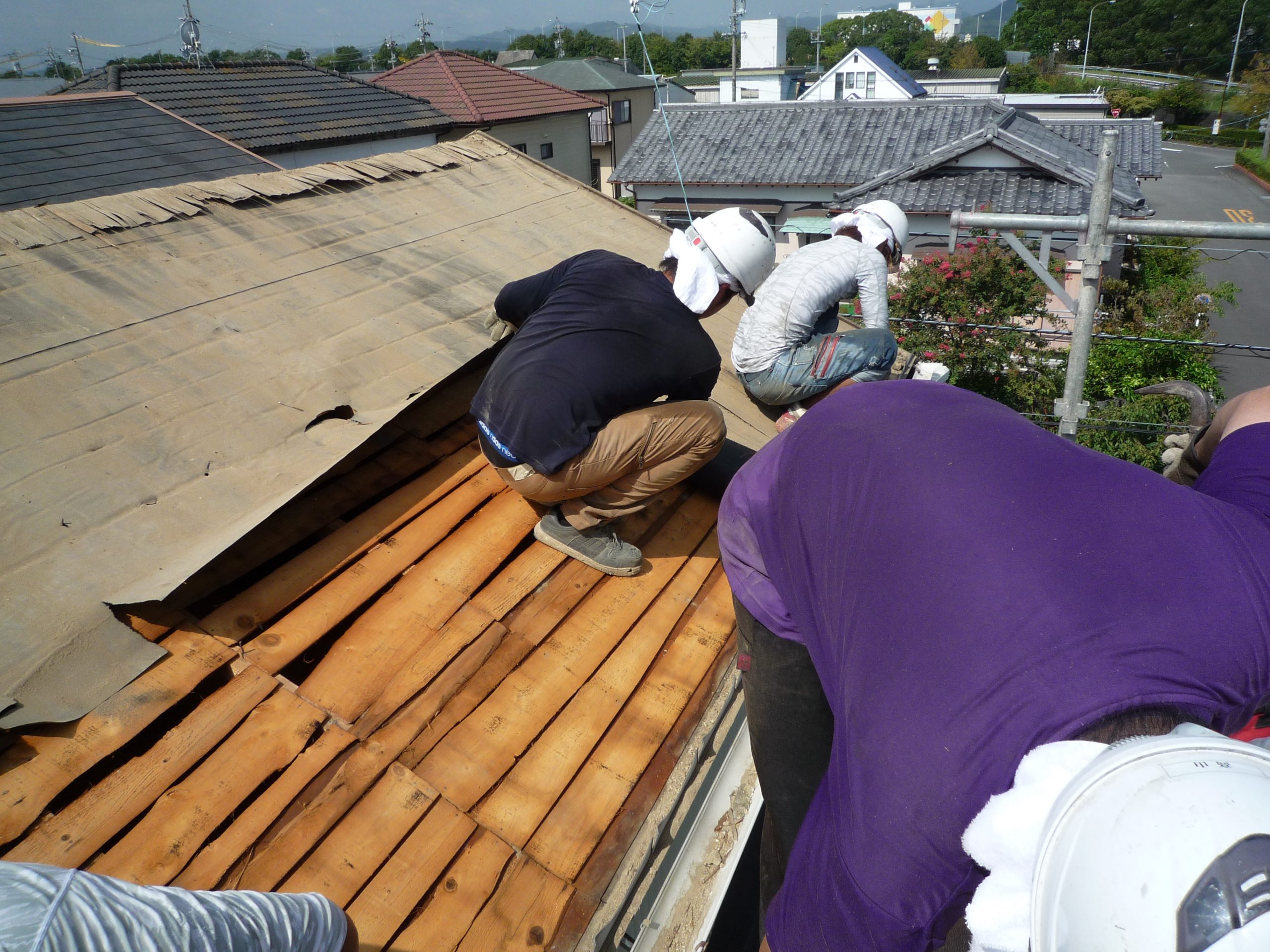 ２階建て住宅の瓦屋根を撤去して、下地補強及びガルバリウム鋼板でリカバリーする工事を行いました