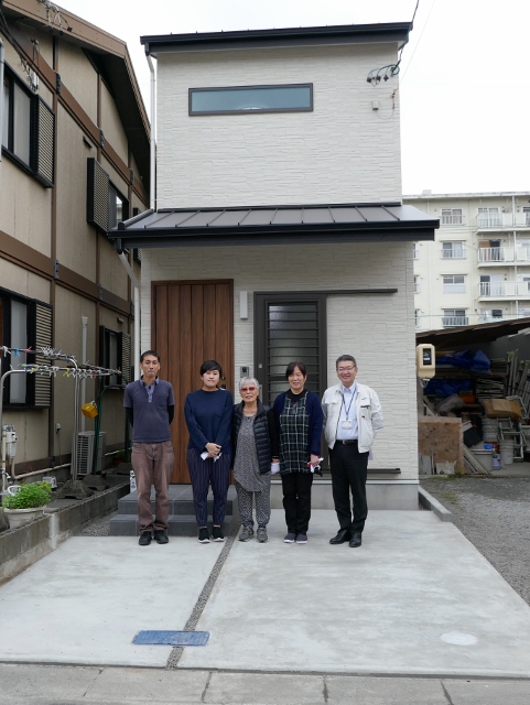 木造２階建て住宅、屋根材をガルバリウム鋼板で葺く工事を行っております。