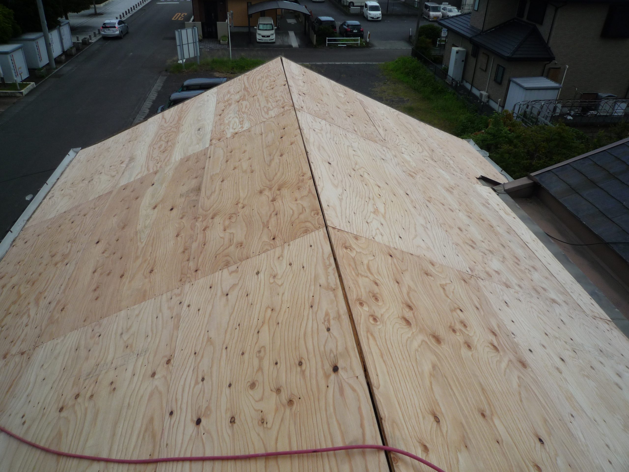 ２階建て住宅の瓦屋根を撤去して、下地補強及びガルバリウム鋼板でリカバリーする工事を行いました