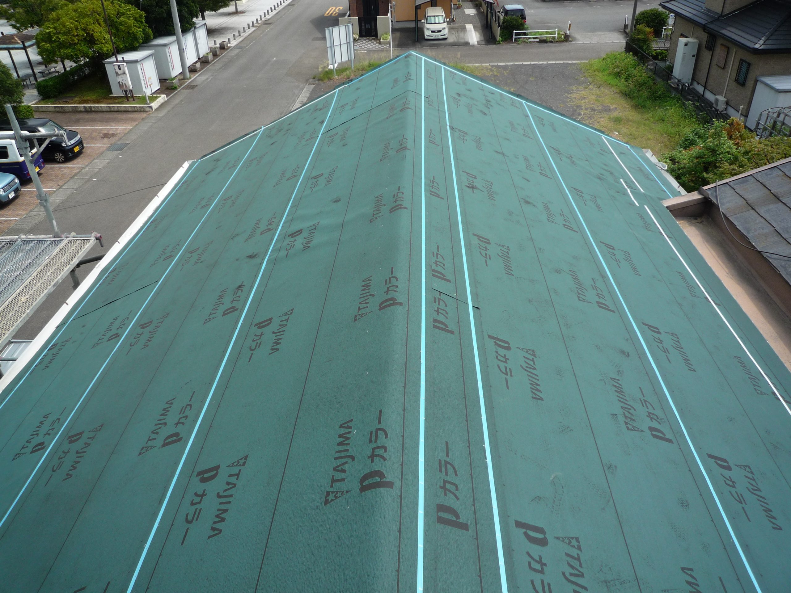 ２階建て住宅の瓦屋根を撤去して、下地補強及びガルバリウム鋼板でリカバリーする工事を行いました