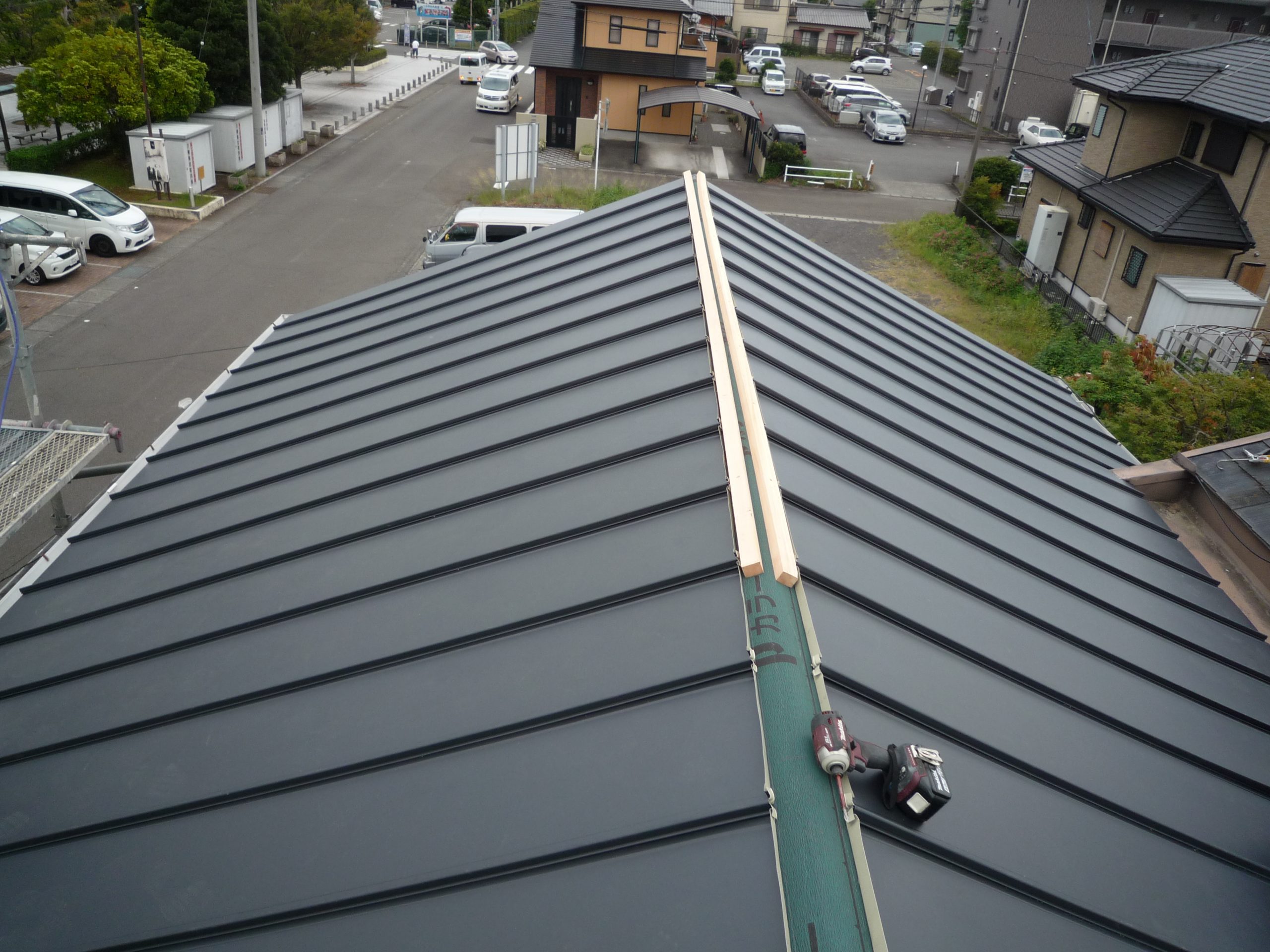 ２階建て住宅の瓦屋根を撤去して、下地補強及びガルバリウム鋼板でリカバリーする工事を行いました