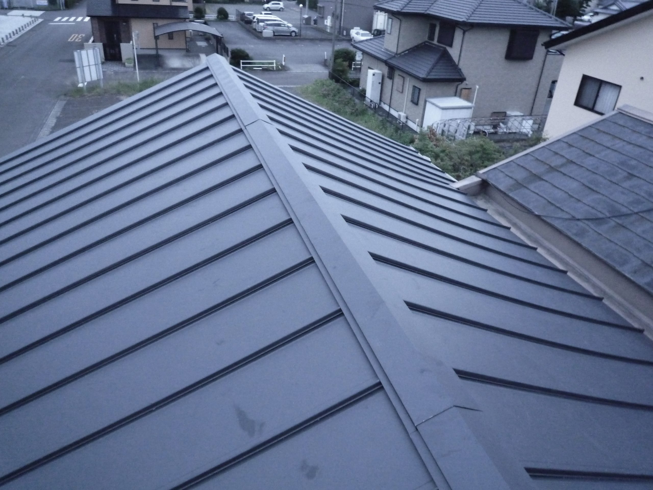 ２階建て住宅の瓦屋根を撤去して、下地補強及びガルバリウム鋼板でリカバリーする工事を行いました