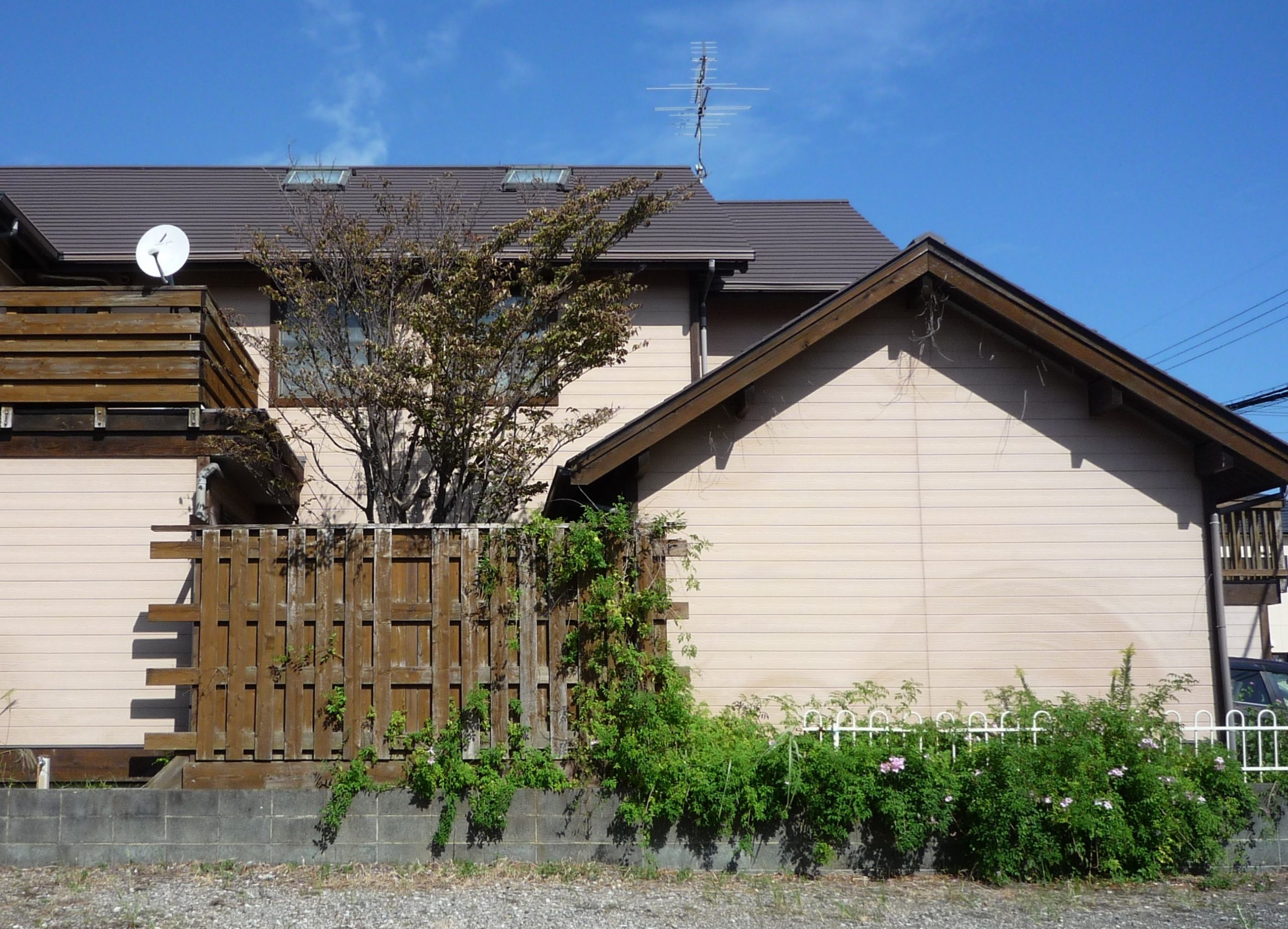 浜松市浜名区小林で、築３６年の木造２階建て住宅で設置してある天窓２つから雨漏りがあり対策を検討しております。