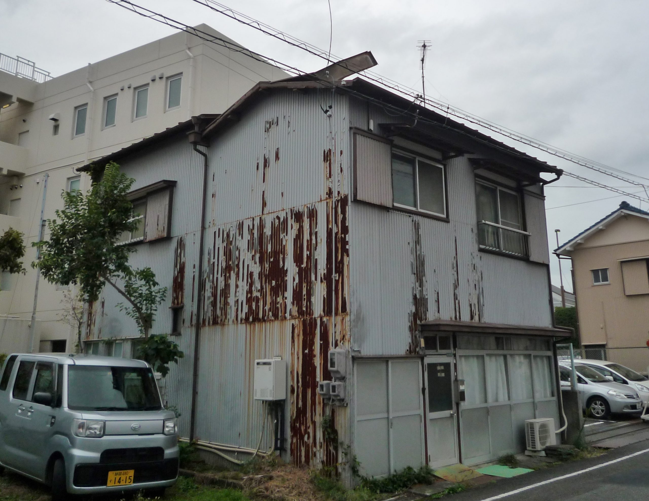 袋井市砂本町で、築３７年の木造２階建て住宅で強風による屋根破損の御連絡があり修理に伺いました