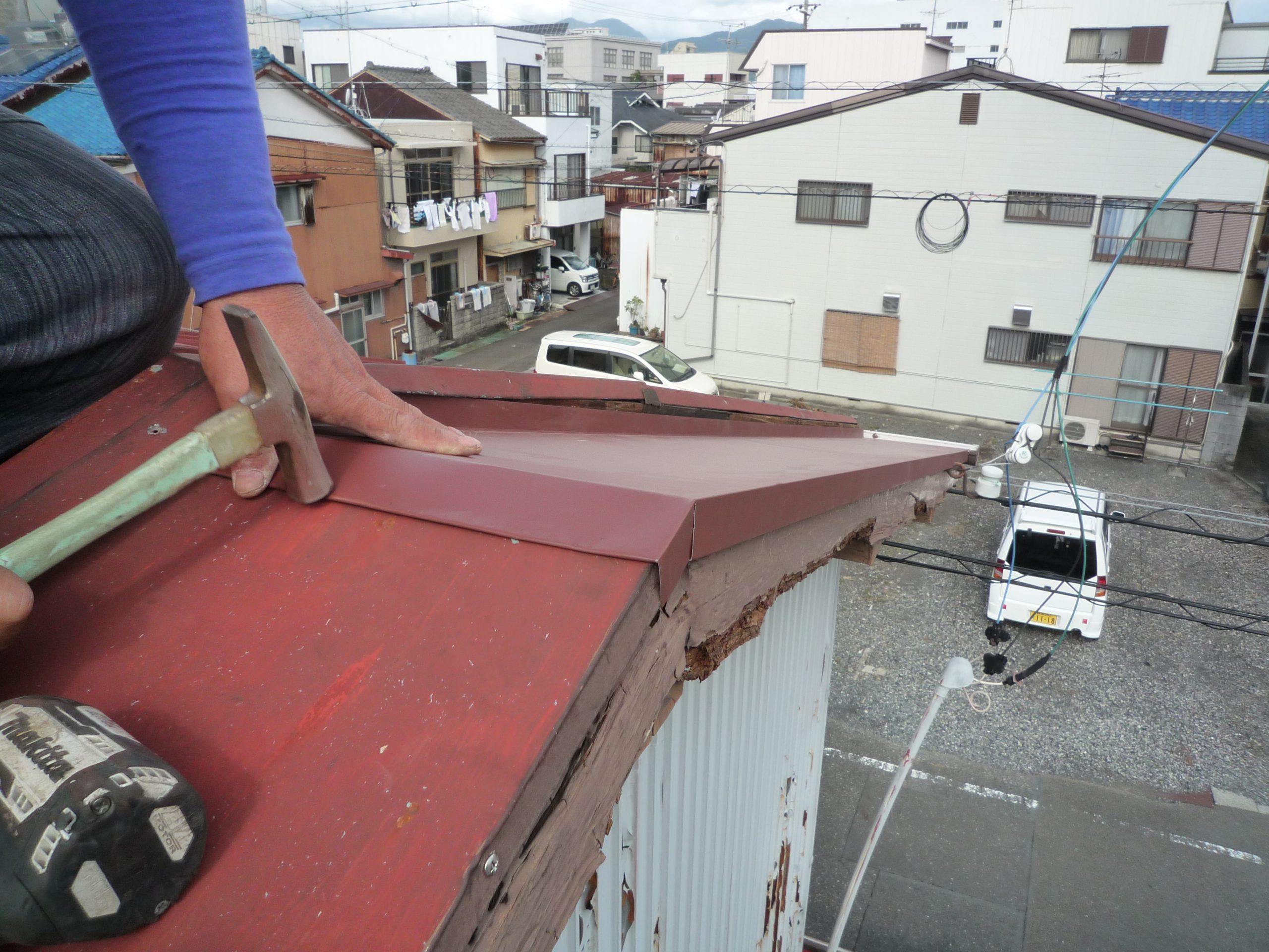 築３７年の木造２階建て住宅で強風による屋根破損の御連絡があり修理に伺いました