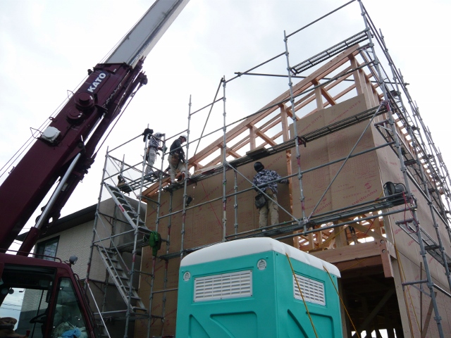 木造２階建て住宅の屋根、ガルバリウム鋼板の施工を行っております。