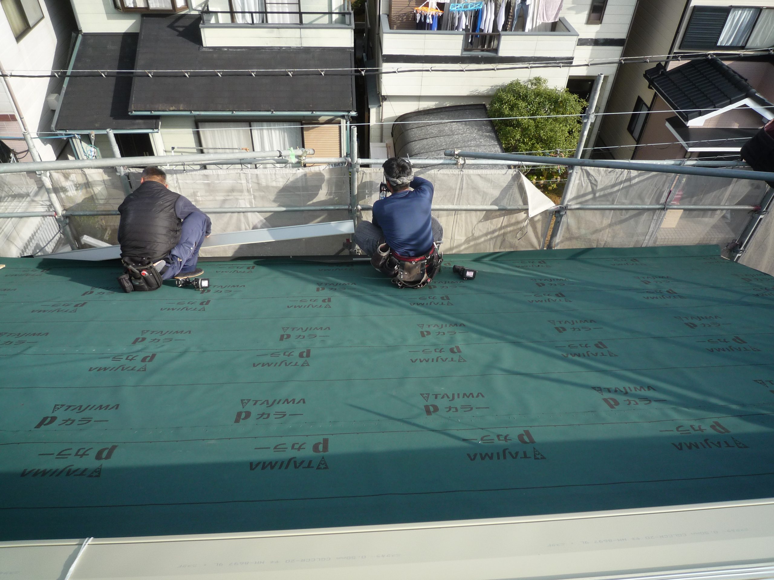 築２９年の住宅のカラーベストの上からカバー工法でガルバリウム鋼板を施工しています