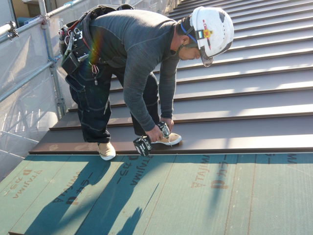 木造２階建て住宅の屋根工事及び外壁貼りの下地制作工事を行っております。