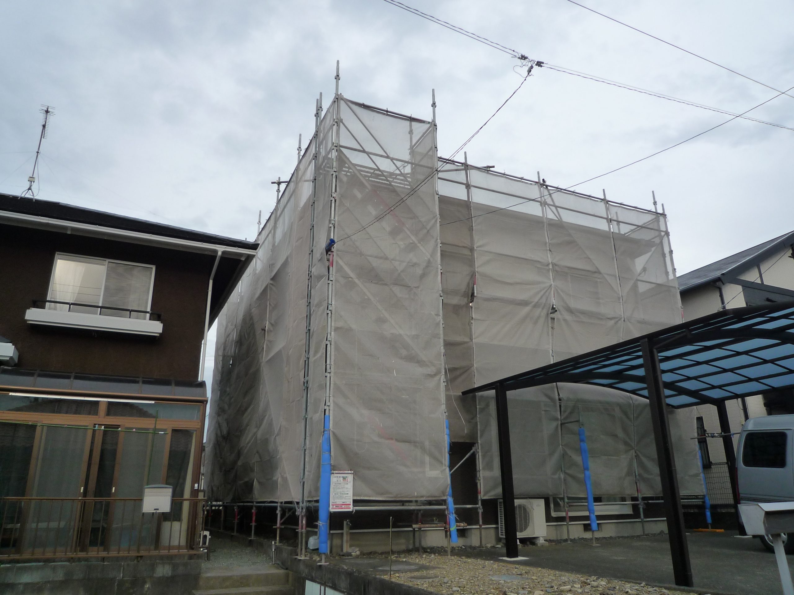 木造２階建ての屋根ガルバリウム鋼板施工と、外壁コーキング打ち替え工事を行っております。