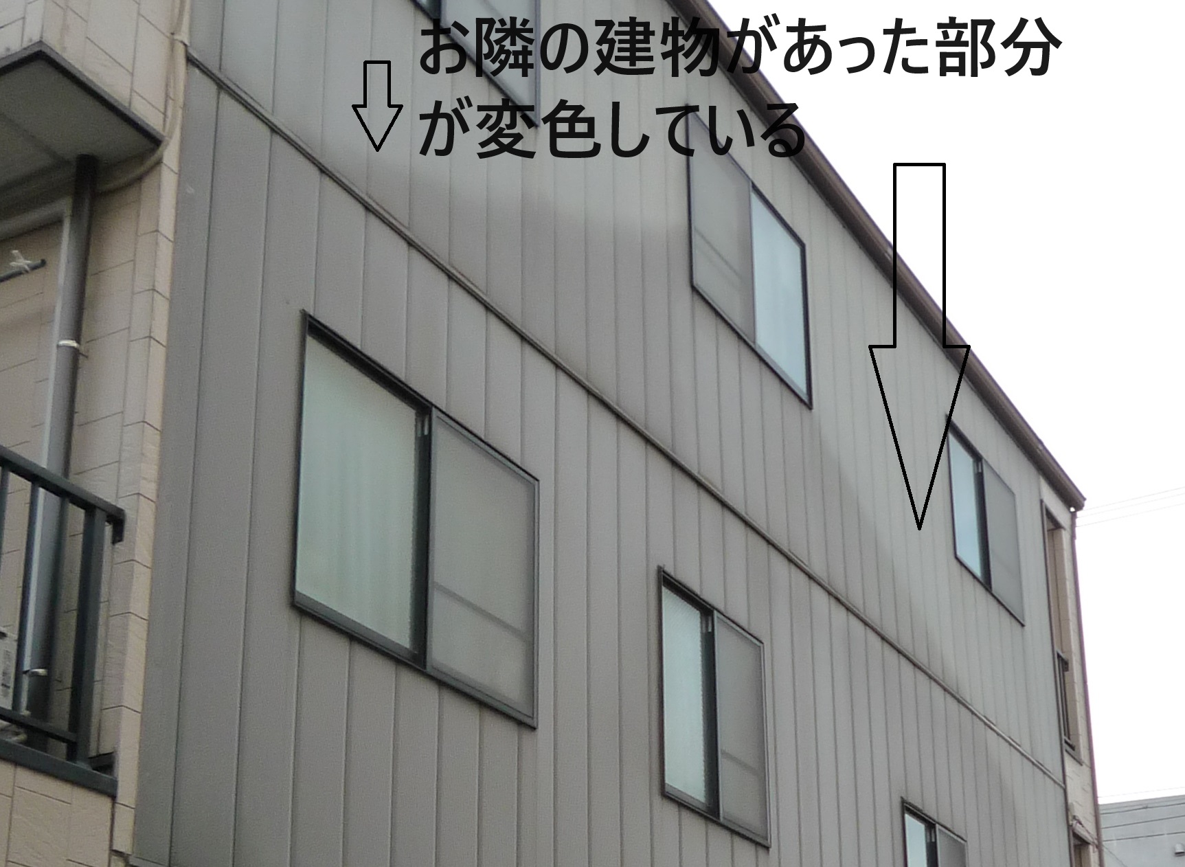 築２６年の３階建て住宅の外壁の変色があり、足場をかけて外壁塗装の塗り替えを行いました。