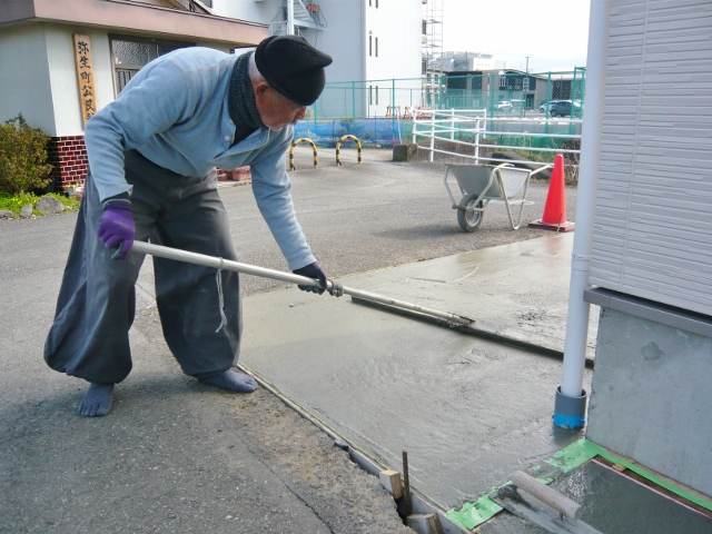 木造３階建て住宅の玄関ポーチと駐車場舗装工事を行っております。