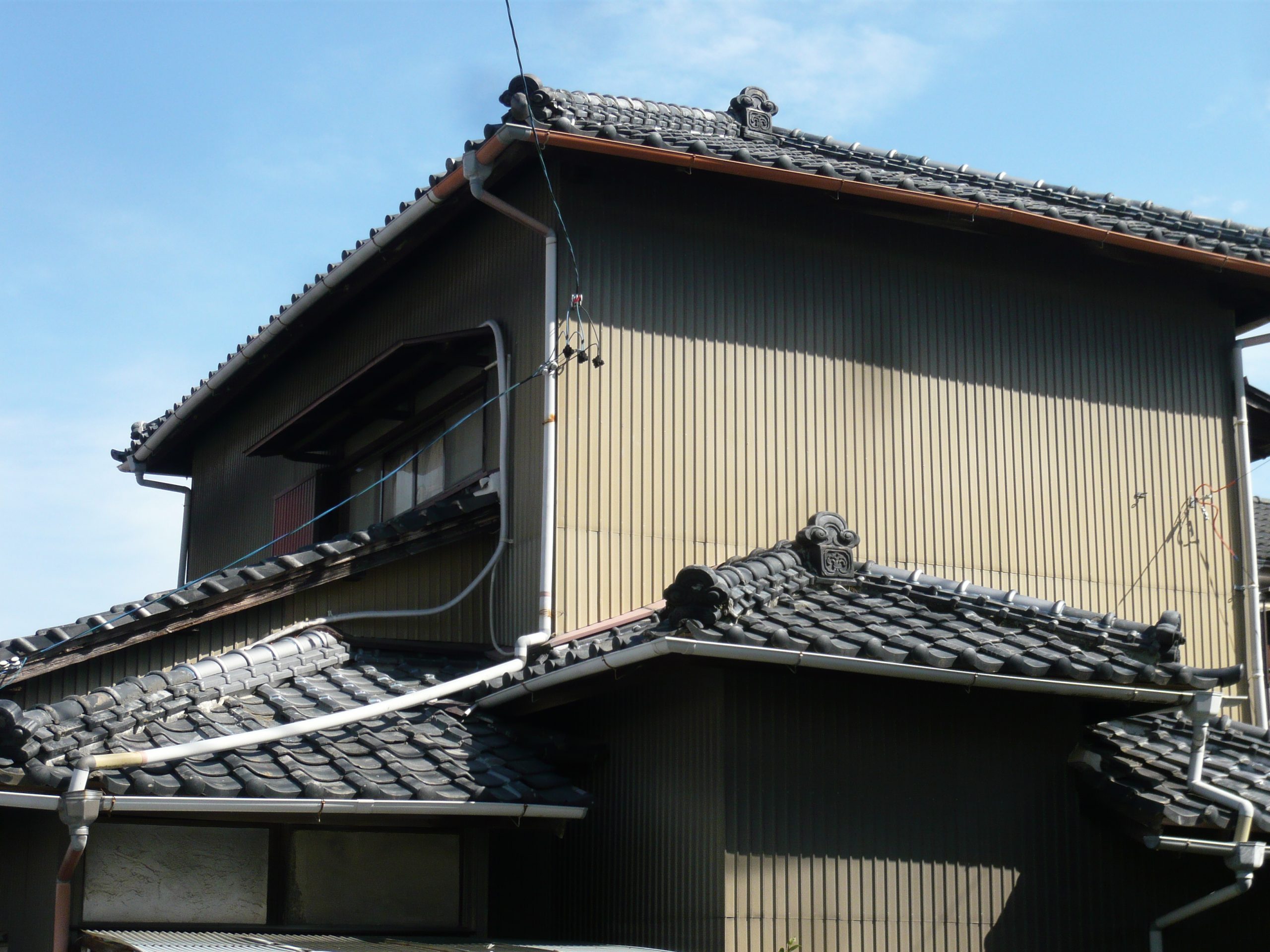 築５０年の住宅、屋根からの雨漏り修理を行いました。