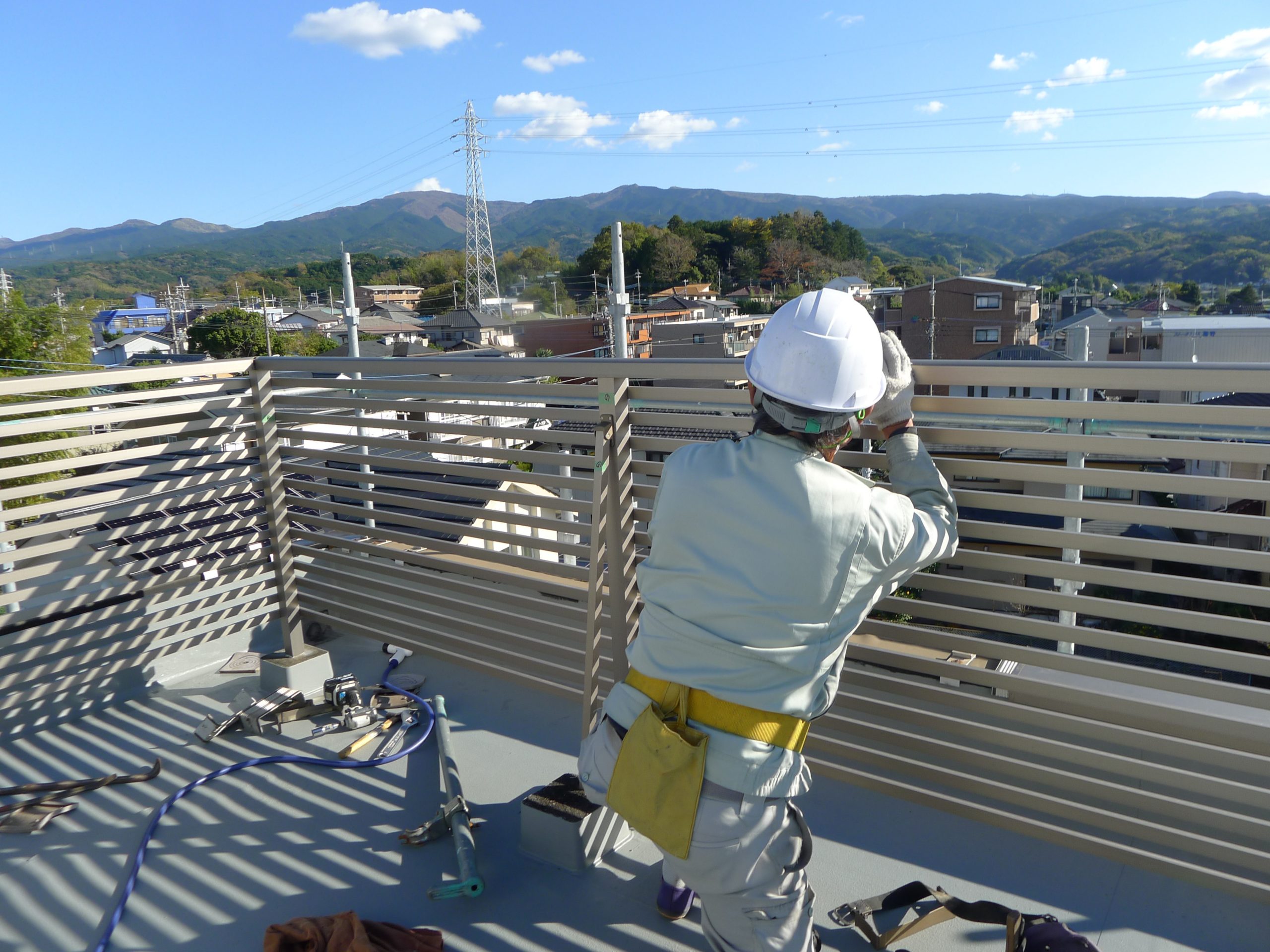 鉄骨造３階建て住宅の屋上の防水及び手摺の補修工事を行っております