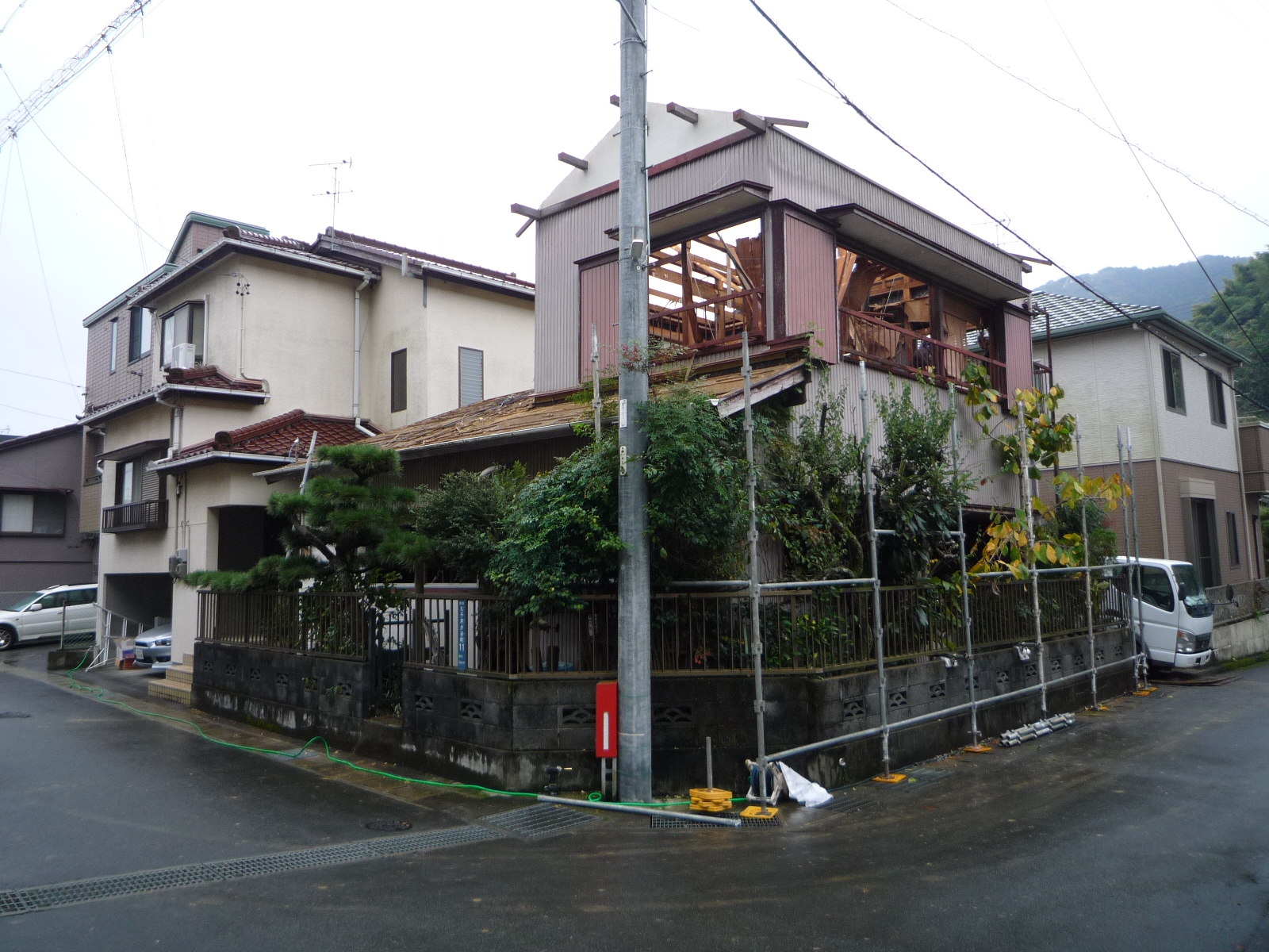 磐田市上大之郷で、築２９年の木造２階建て住宅の玄関横にトイレを設置しますが、先に隣接している古い建物を解体します。