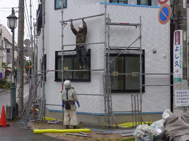 木造２階建て住宅の屋根材をガルバリウム鋼板で施工し、バルコニーはＦＲＰ防水を施工しております。