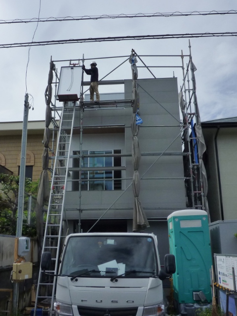 ３階建て住宅、屋根のガルバリウム鋼板の施工と太陽光パネルの設置を行っております。