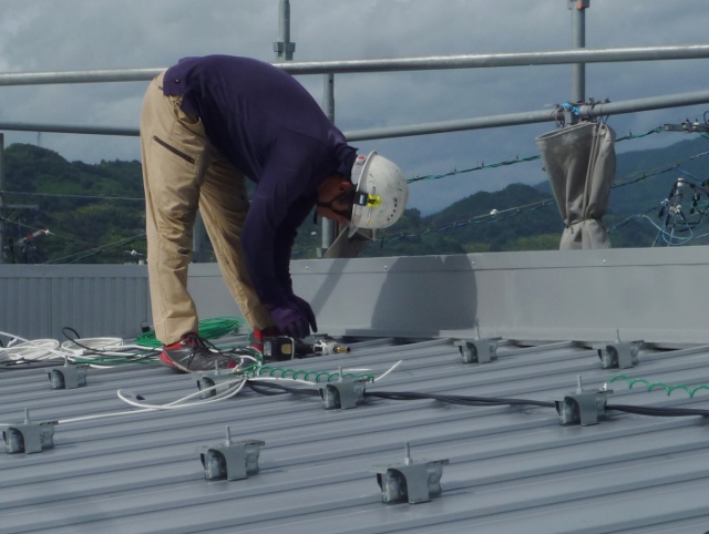 ３階建て住宅、屋根のガルバリウム鋼板の施工と太陽光パネルの設置を行っております。