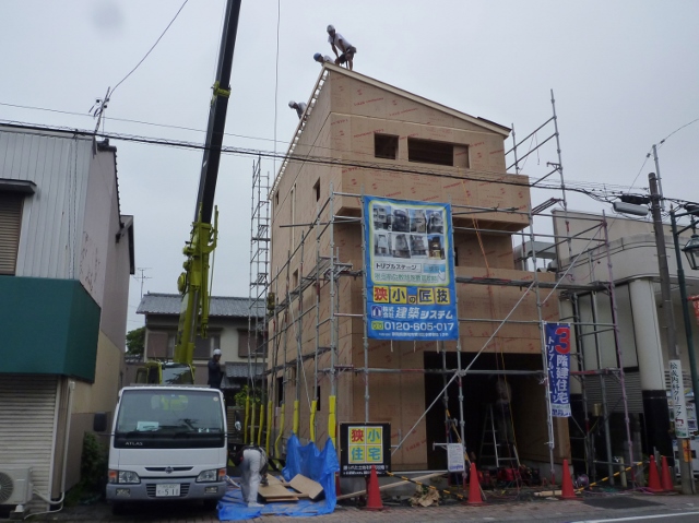 木造３階建て住宅の2階バルコニーでFRP防水工事を担当します。