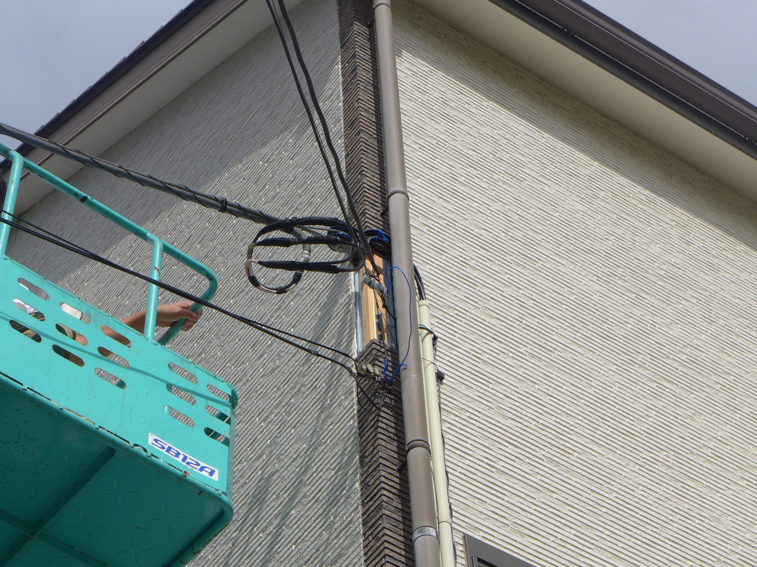 木造３階建て住宅でNTTさんの線が強風に煽られ、その風圧で外壁が一部破損したので部分修理を行いました