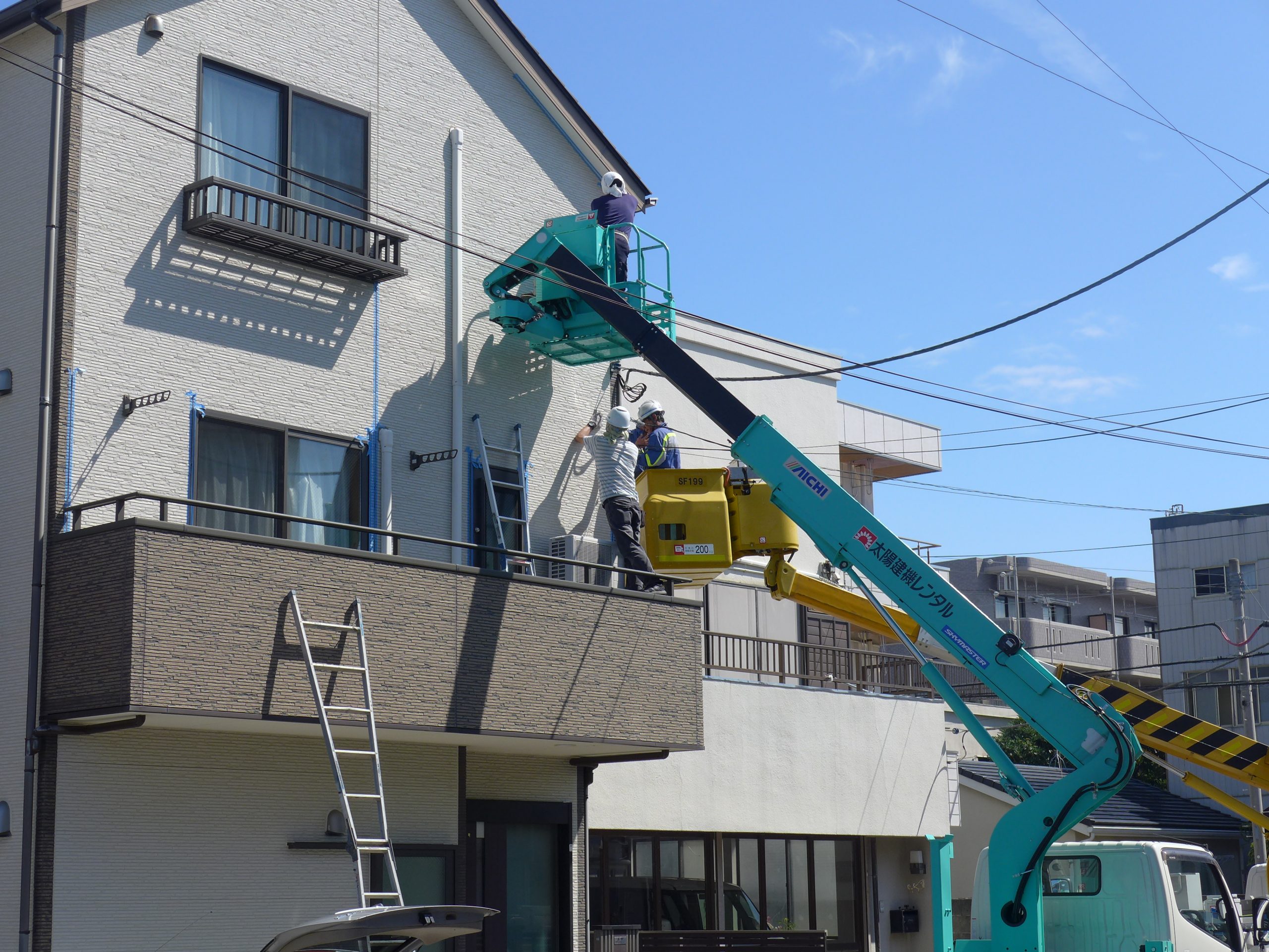 木造３階建て住宅でNTTさんの線が強風に煽られ、その風圧で外壁が一部破損したので部分修理を行いました