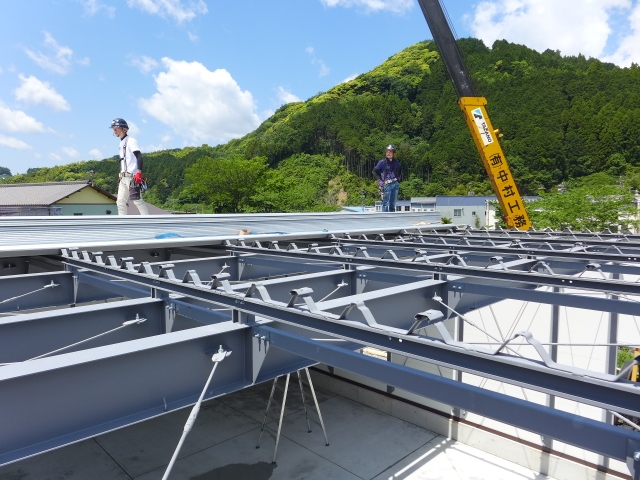 鉄骨造倉庫の屋根をガルバリウム鋼板折板葺きの工事を行っております。