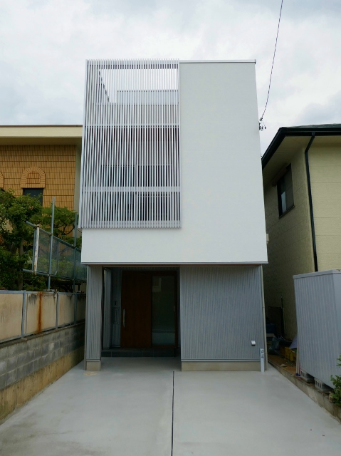 掛川市高瀬で木造３階建て住宅、屋根のガルバリウム鋼板の施工と太陽光パネルの設置を行っております。