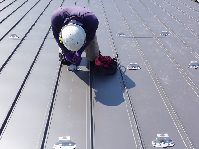 袋井市鷲巣で、木造２階建て住宅の屋根に太陽光パネルの設置工事を行っております