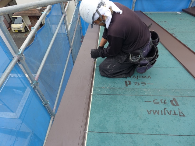 木造２階建て住宅の屋根工事、ルーフィングで防水後にガルバリウム鋼板貼りを行っております。