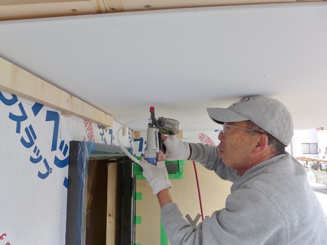 造２階建て住宅のベランダ防水及び軒天の施工を行っております。