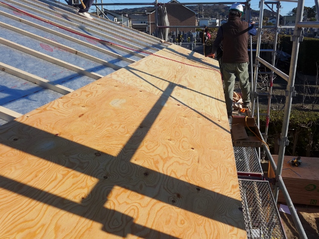 木造２階建て住宅の屋根をガルバリウム鋼板で施工しております。