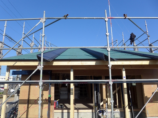 木造２階建て住宅の屋根をガルバリウム鋼板で施工しております。