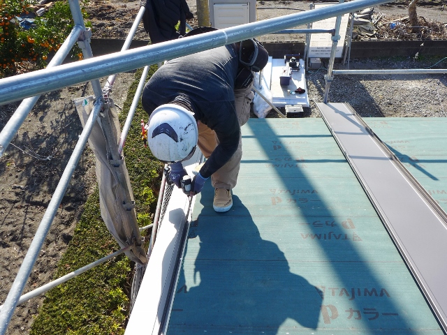 、木造平屋住宅の屋根材をガルバリウム鋼板葺き工事を行います。