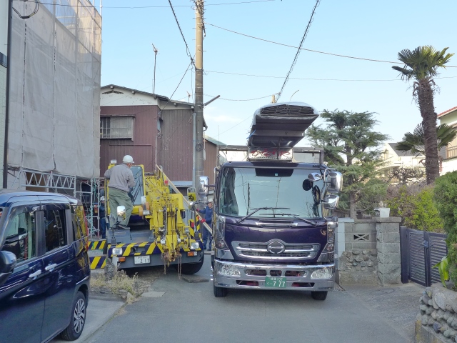 木造２階建て住宅の屋根工事、ガルバリウム鋼板葺き及びベランダ防水を行っております。