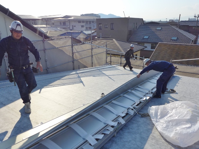 木造２階建て住宅の屋根工事、ガルバリウム鋼板葺き及びベランダ防水を行っております。