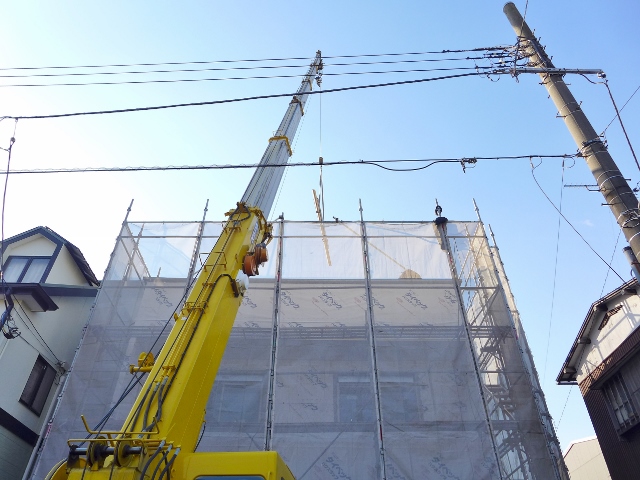 木造２階建て住宅の屋根工事、ガルバリウム鋼板葺き及びベランダ防水を行っております。