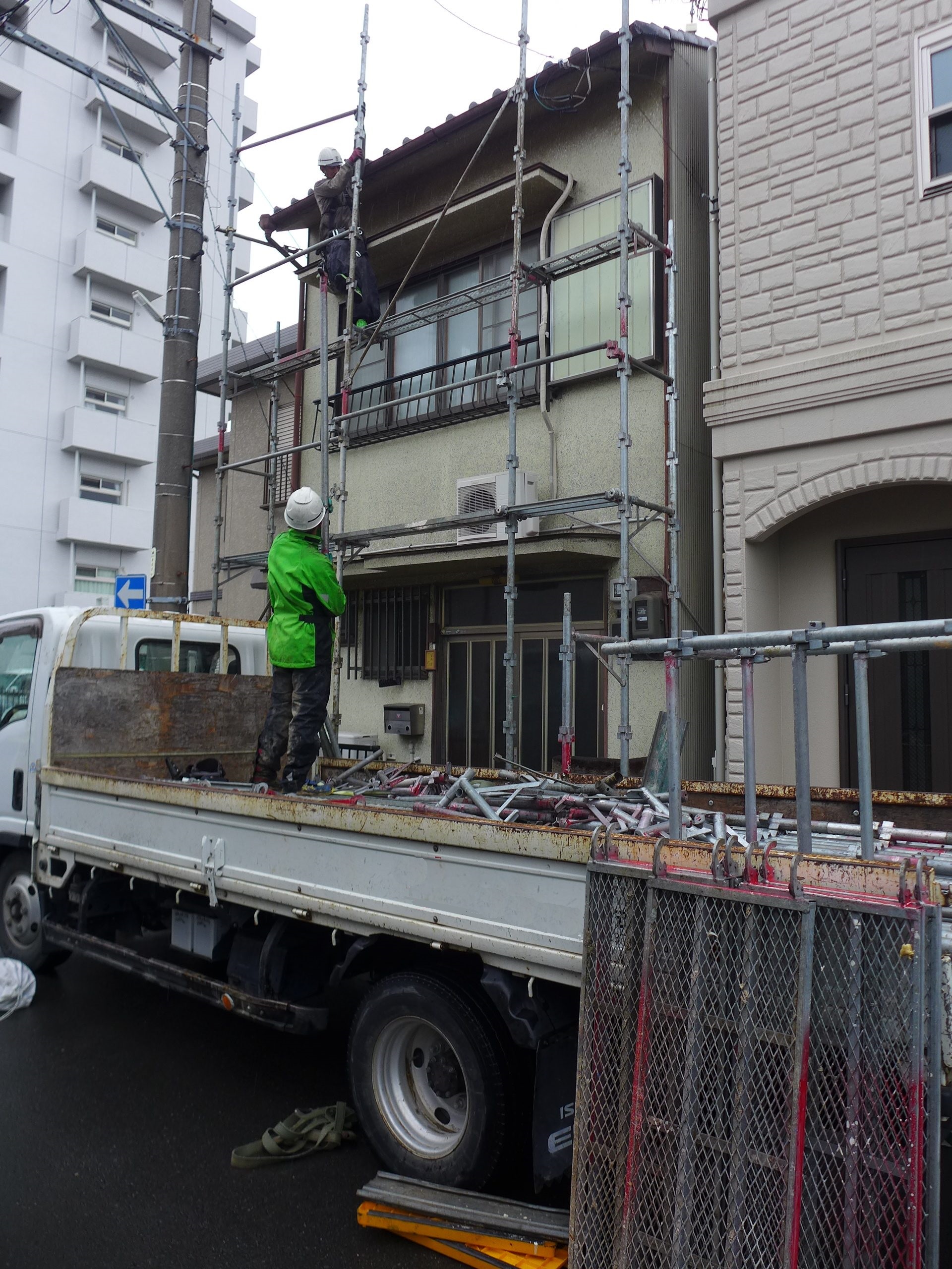 ３２年の木造住宅２階建ての瓦屋根を撤去して、ガルバで貼り換える工事を行っております