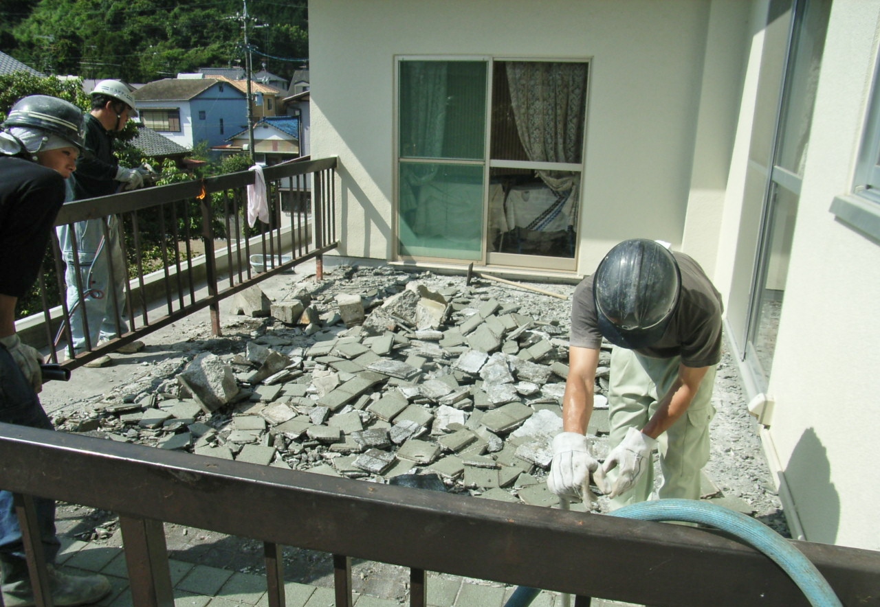 鉄筋コンクリート2階建て住宅のベランダから雨漏りの為、改修工事を行っております。