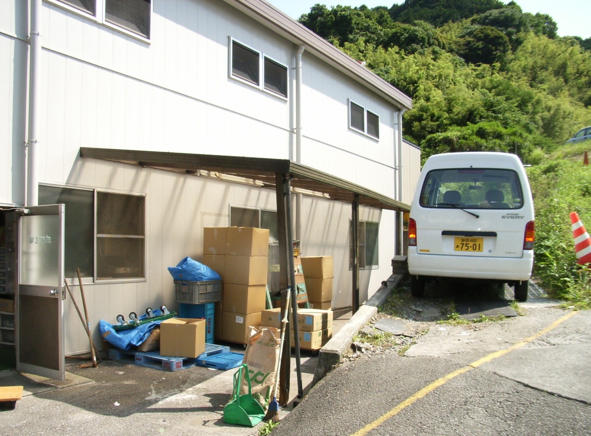 材料置き場のひさしの脇から雨が入ってしまうので、アルミ枠を組んでタキロンで塞ぐ工事を行っております。