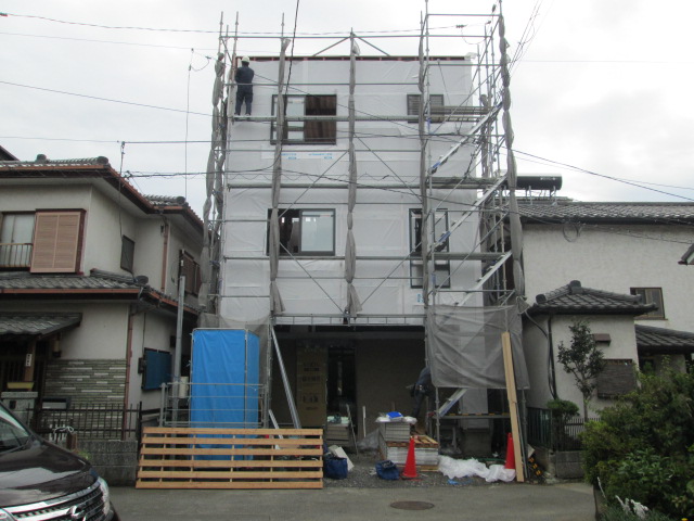 浜松市中央区佐藤、ビルトインガレージ3階建て住宅の屋根の折半葺きと外壁サイディング貼りの施工を行っております。