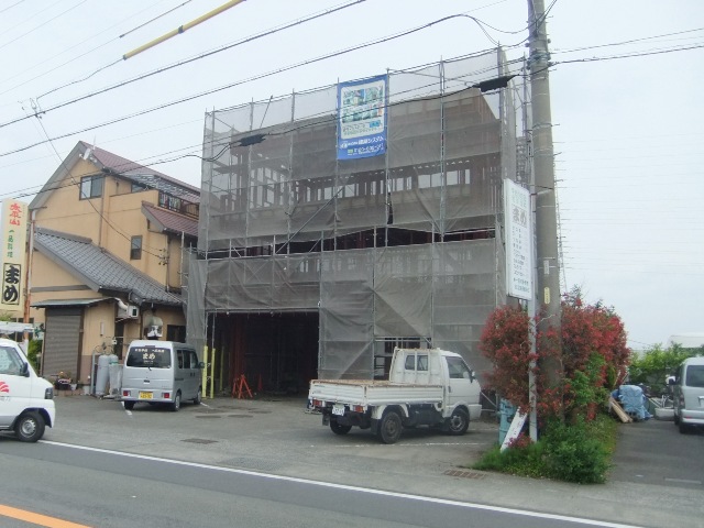 ３階建てガレージハウスの外壁と屋根工事の施工を開始しました