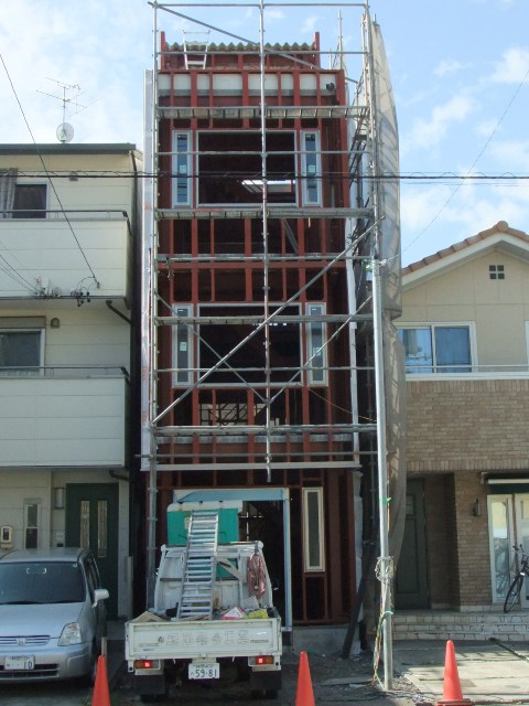 狭小地の鉄骨３階建ての外壁と屋上工事の施工を行っています