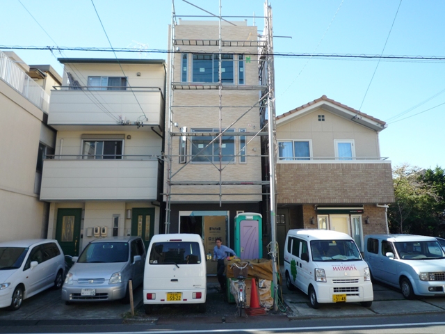 狭小地の鉄骨３階建ての外壁と屋上工事の施工を行っています